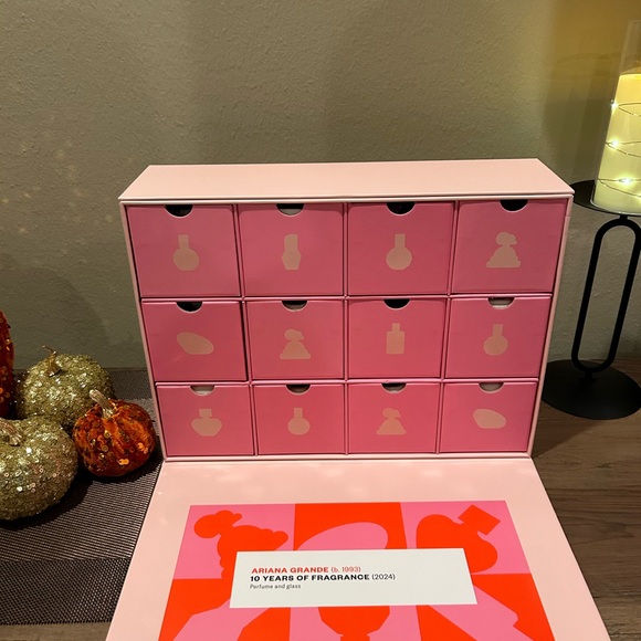 Ariana Grande New❤️🩷 - Picture 3 of 8